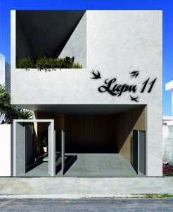 Stilingas gatvės pavadinimas ir numeris su trejomis kregždutėmis