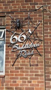 Voratinklis su voru ir gatvės pavadinimu