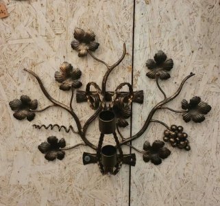 Vėliavos laikiklis su vynuogės šakelėmis