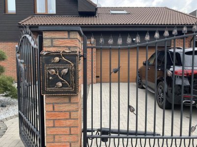 Pašto dėžutė su lapeliais