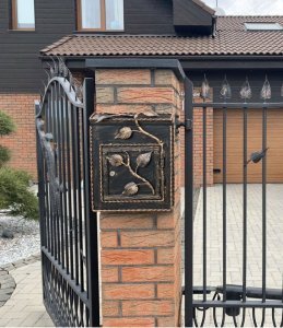 Pašto dėžutė su lapeliais