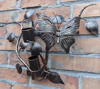 Kalviškas vėliavos laikiklis su drugeliu